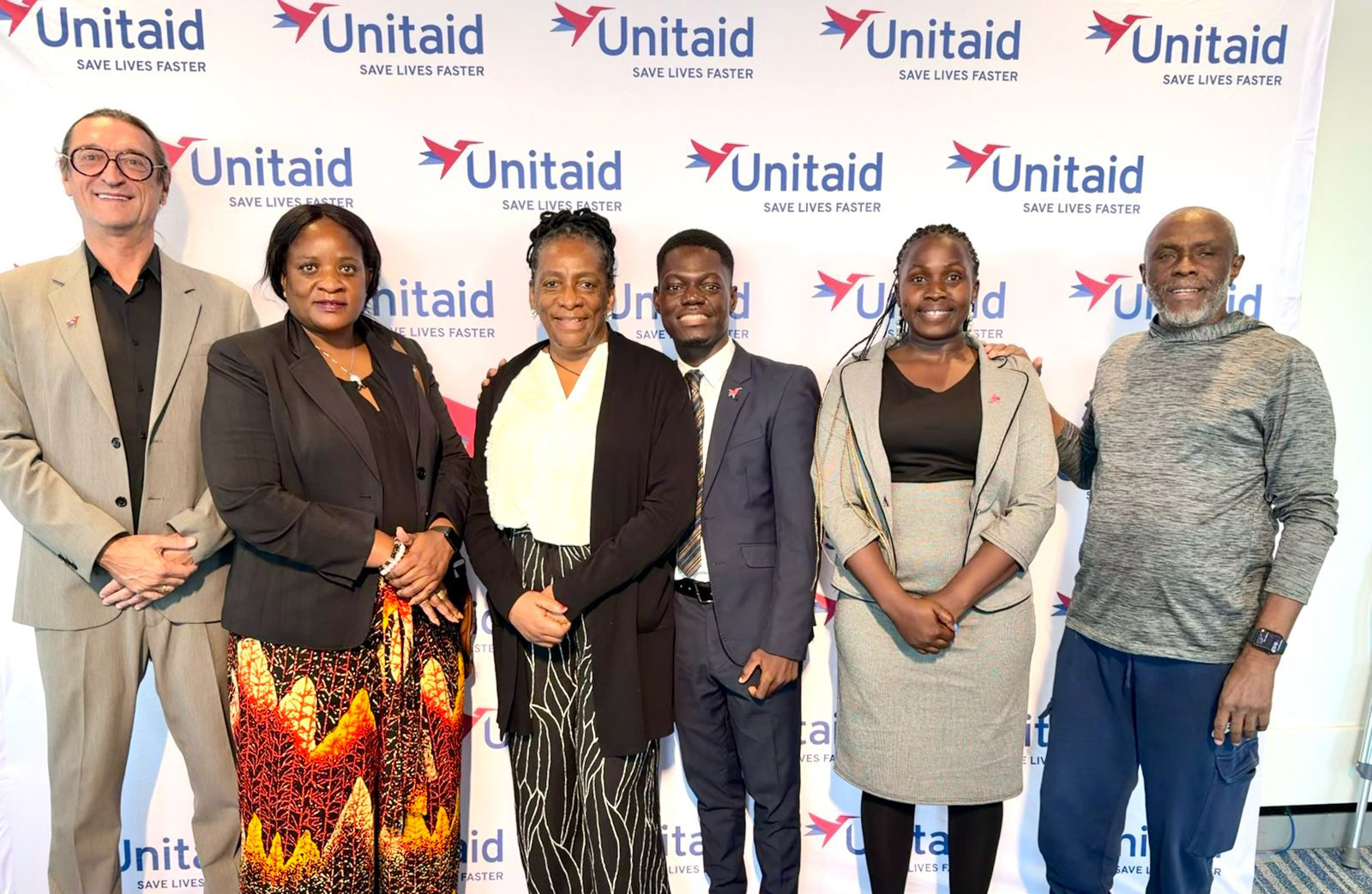 Photo : Carol Nawina Nyirenda, membre du Conseil pour les communautés, et Abdul-Fatawu Salifu, membre suppléant du Conseil, entourés des membres de la Délégation Charity Mkona, Brenda Facy Azizuyo, Kenly Sikwese et du Chargé de liaison Wim Vandevelde lors de la réunion du Conseil EB48 à Tokyo.