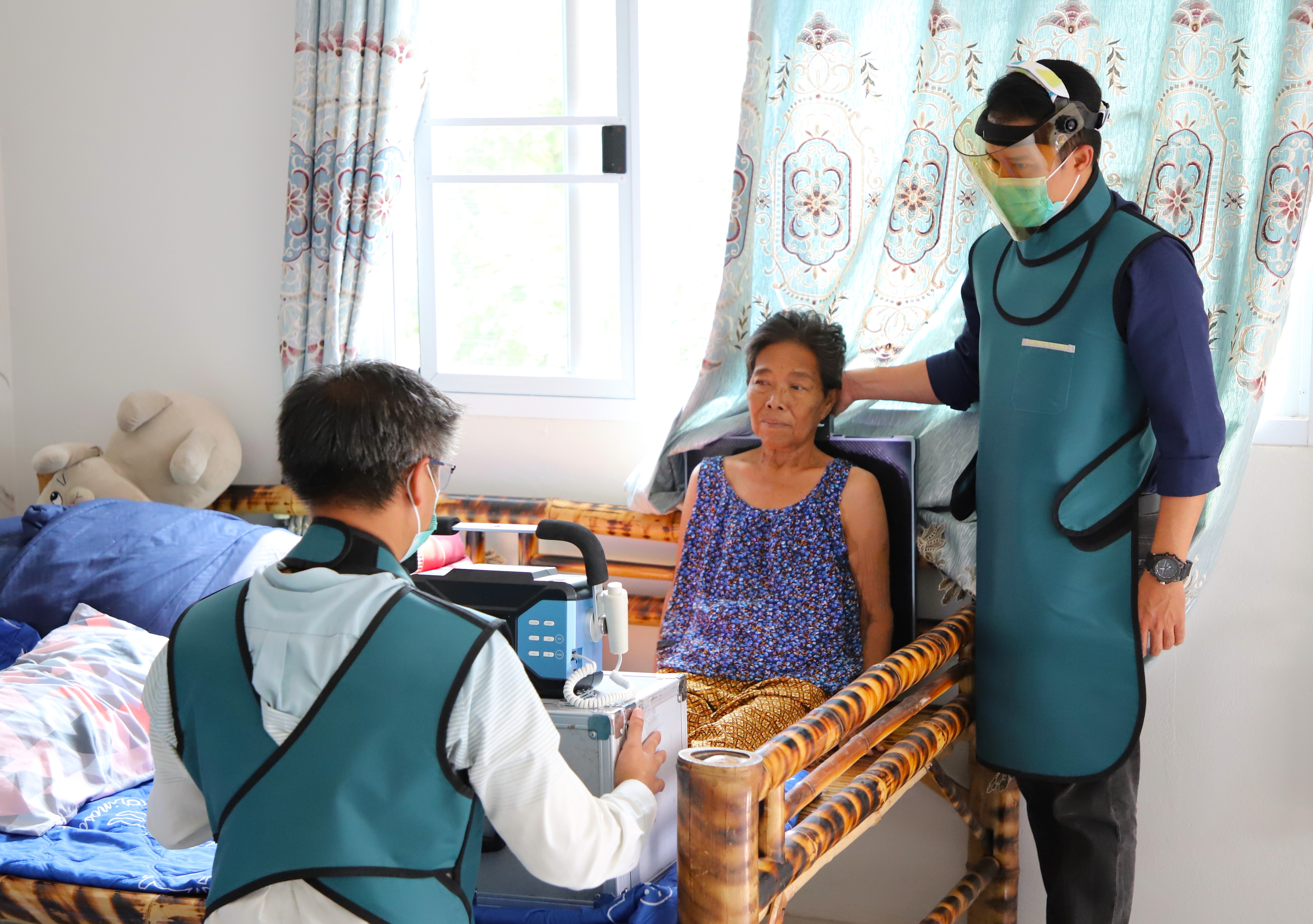 Photo caption: A health worker in Viet Nam uses Poskom’s ultraportable, AI-compatible chest X-ray device to screen for TB in a patient’s home – bringing early TB screening closer to remote and underserved communities. Photo credit: Poskom.