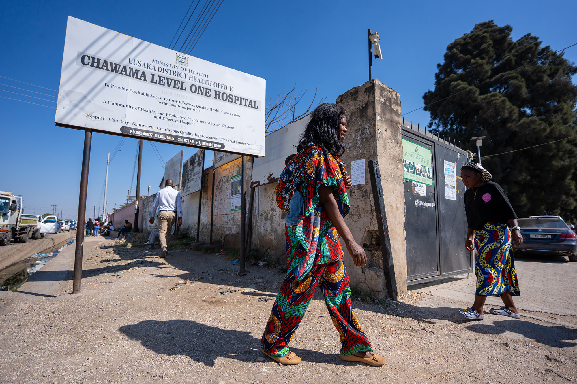 mother arrives at Chawama First Level Hospital in Lusaka, one of the facility hubs from which SCALE-IT carries HIV prevention out into the surrounding community. Photo: Unitaid / Luke Katemba