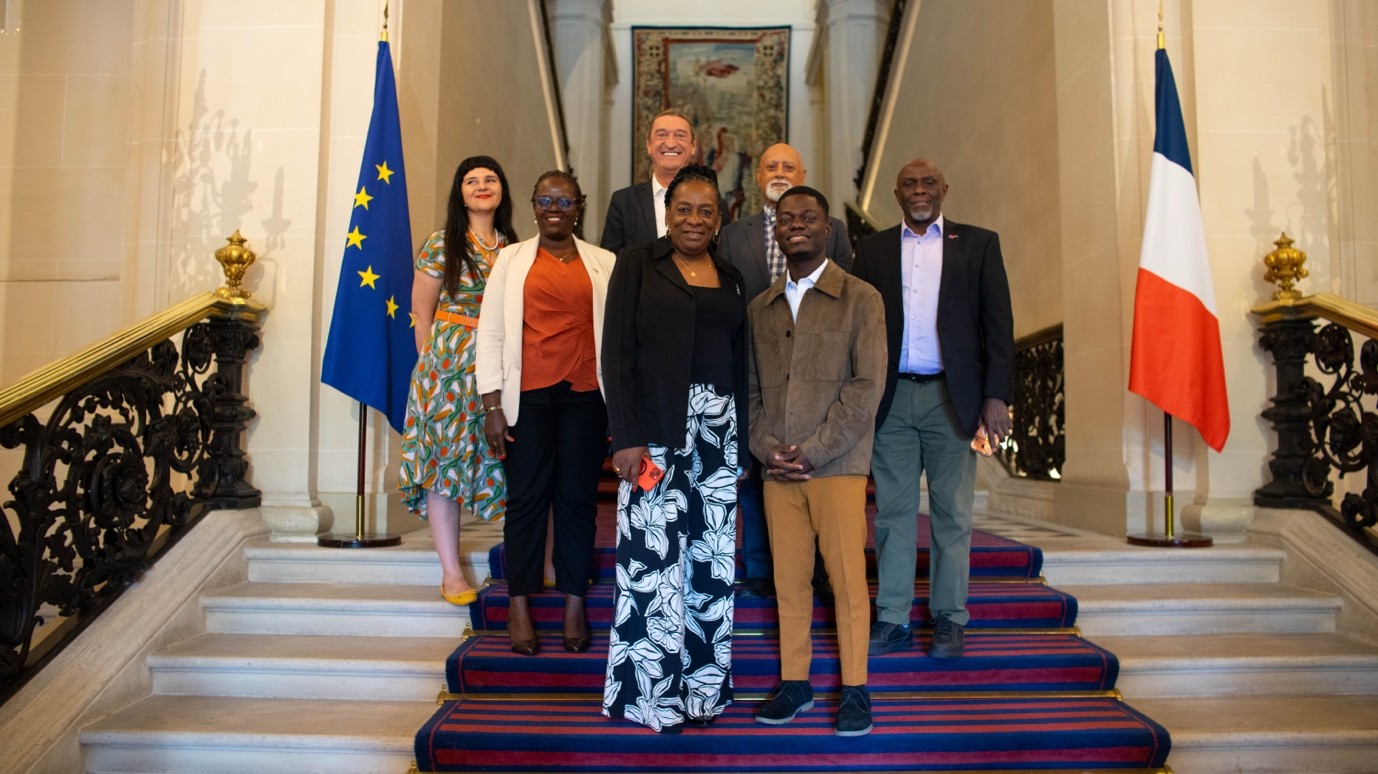 Photo : Carol Nawina Nyirenda, membre du Conseil pour les communautés, et Abdul-Fatawu Salifu, membre suppléant du Conseil, entourés des membres de la Délégation Krystyna Rivera, Immaculate Owomugisha Bazare, Louis Da Gama, Kenly Sikwese, et Wim Vandevelde, Chargé de liaison, lors de la réunion du Conseil EB50 à Paris