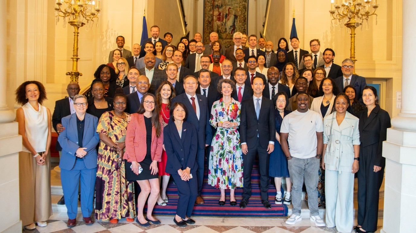 Photo : Les Délégations du Conseil d’administration d’Unitaid, aux côtés du Secrétariat, à Paris
